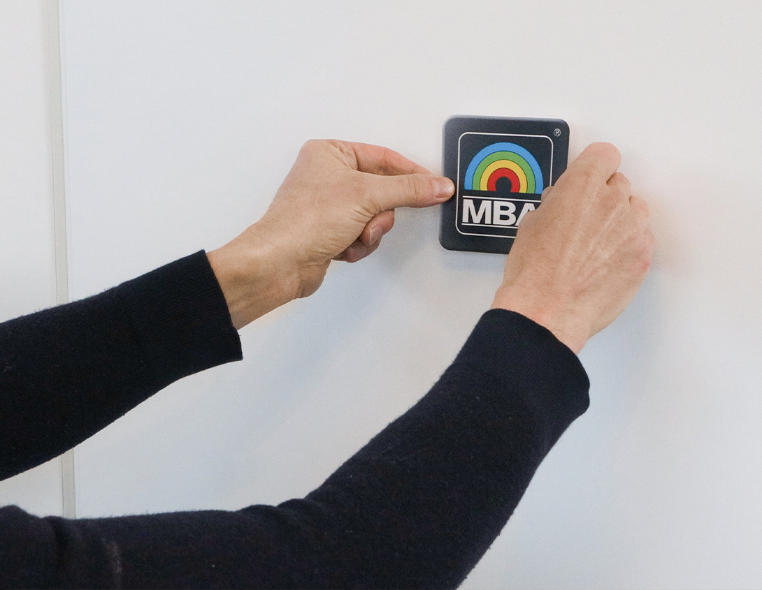 Le logo du MBA est appliqué sur le Kit „home office“ Scenario