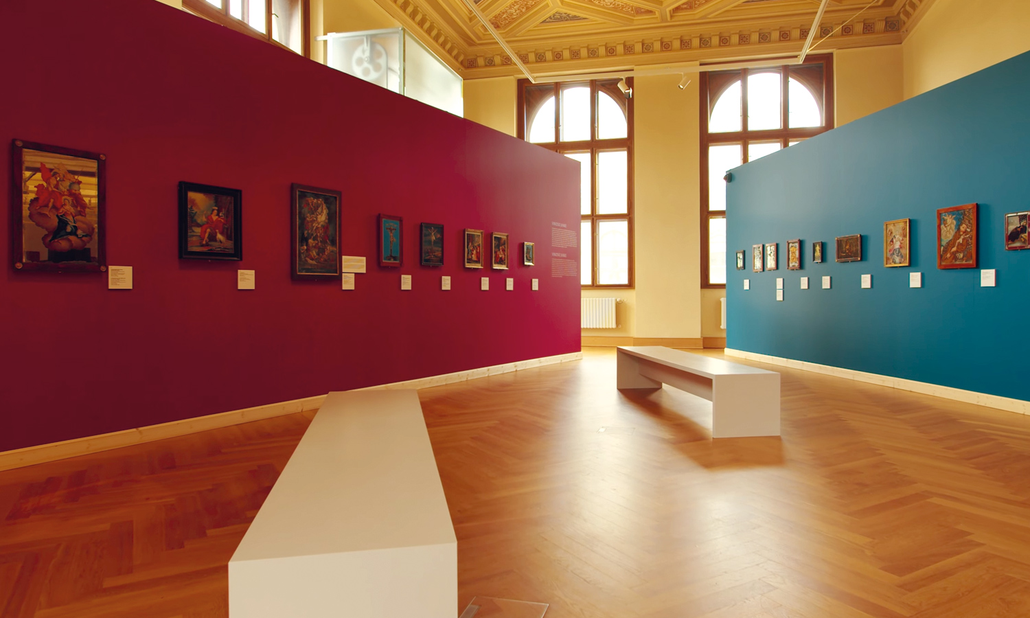 Salle d'exposition avec cloisons modulaires et bancs Mila-wall à l'UPM de Prague