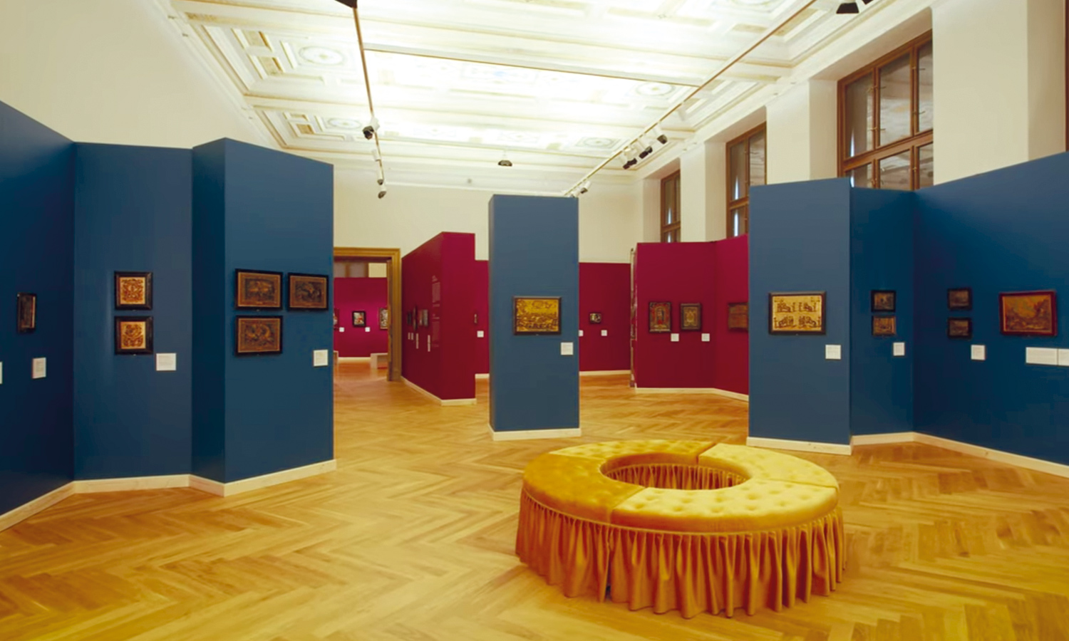 Sternförmig angeordnete Mila-wall Wandmodule in einer Ausstellung im UPM Prag