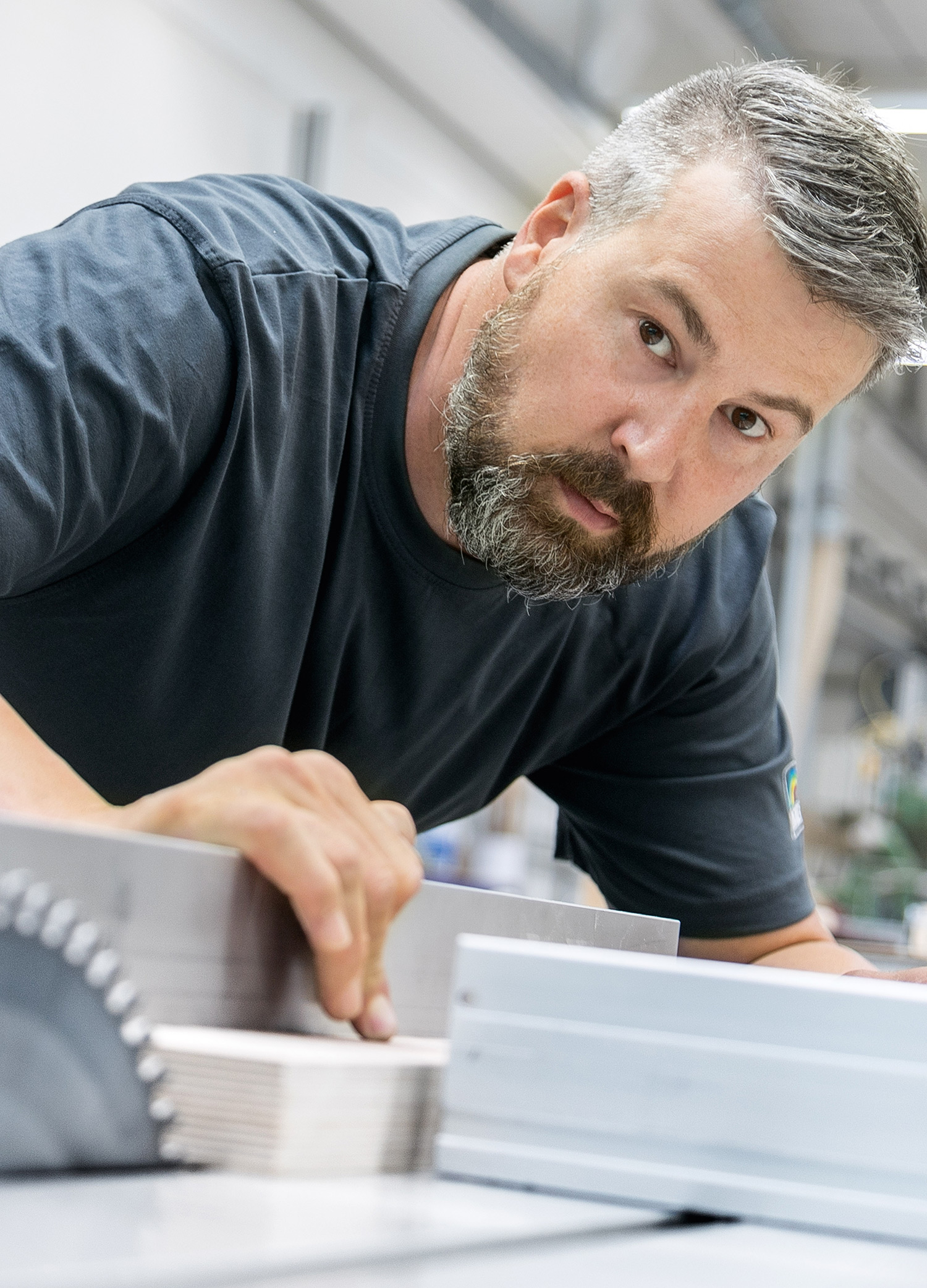 MBA Production: Employees at the circular saw