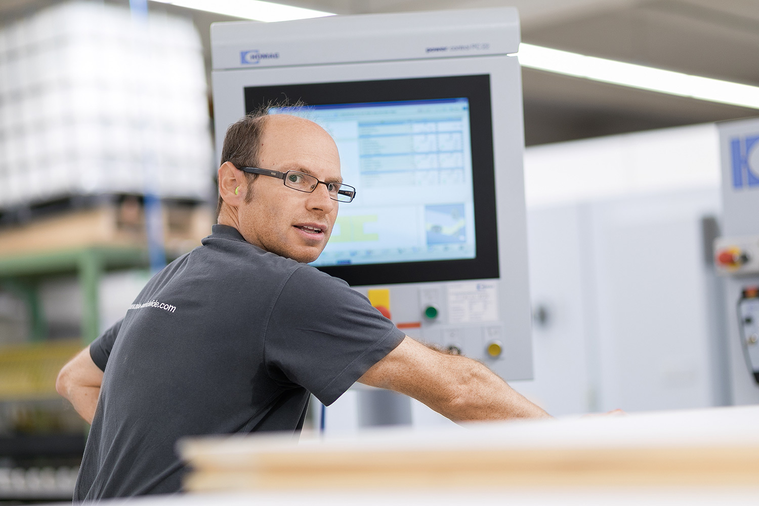 MBA Production: Employees at the PC in the joinery