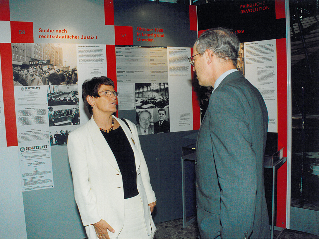 Altes Foto von Rita Süßmuth und Rudolf Scharping in einer Ausstellung mit Mila-wall Wandmodulen