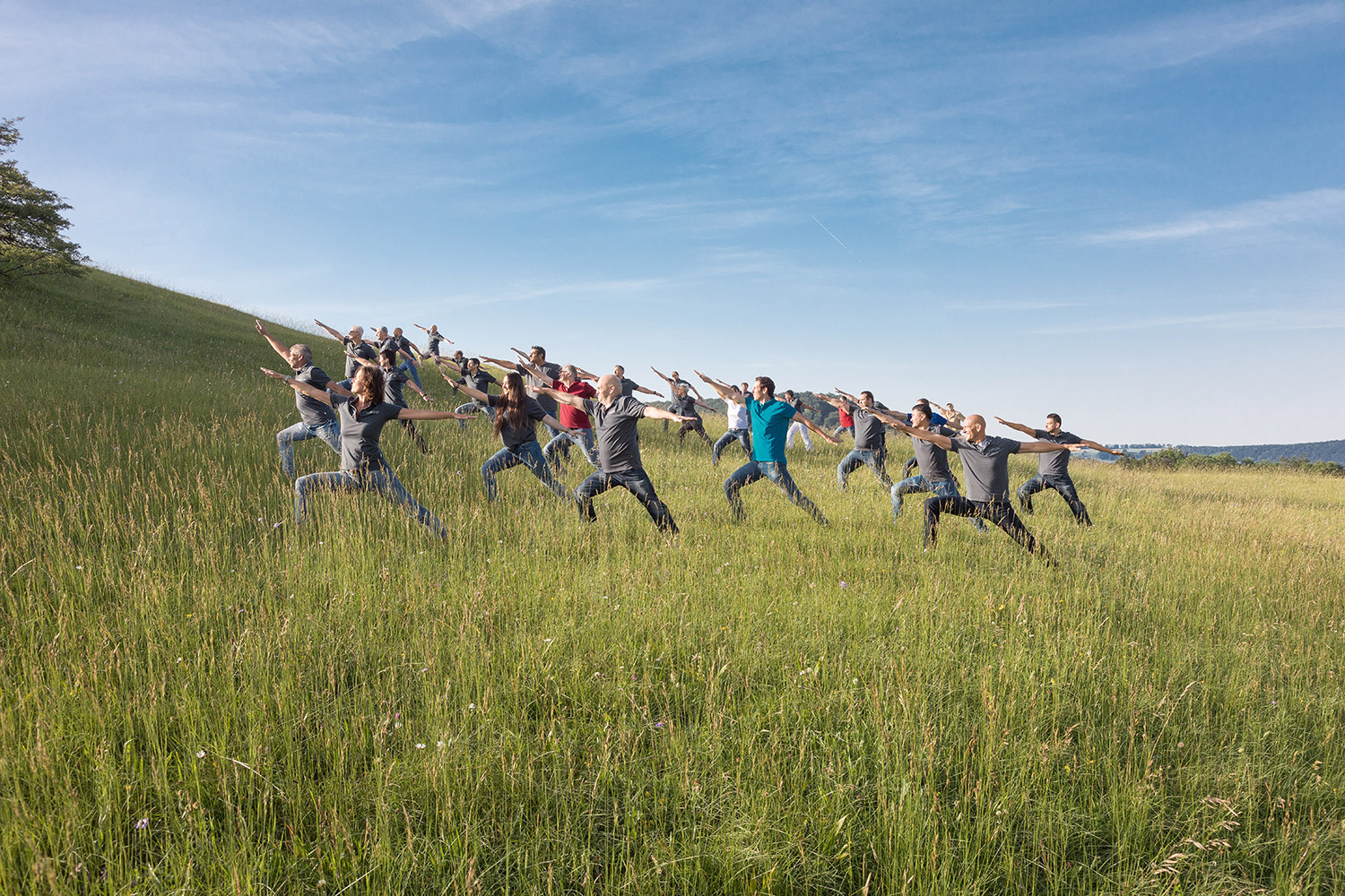 MBA Team in meditativer Pose in der Natur