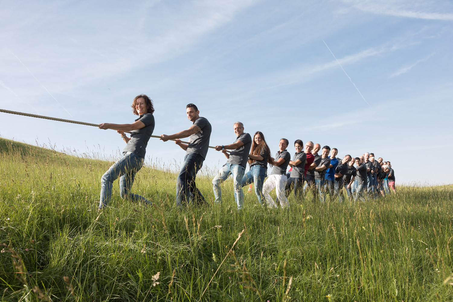 MBA Team beim Tauziehen in der Natur